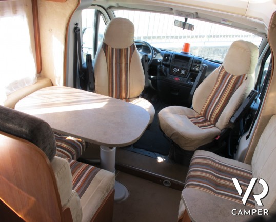 Challenger Mageo 119 EB_camper semintegrale usato con letto nautico, frigorifero grande, bagno e doccia separati, oblò panoramico_italiavr_vendita e n