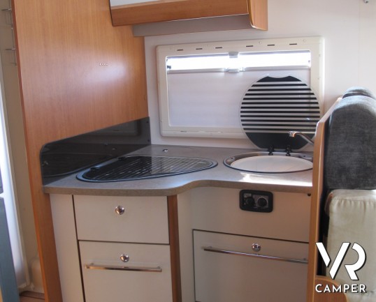 Challenger Mageo 119 EB_camper semintegrale usato con letto nautico, frigorifero grande, bagno e doccia separati, oblò panoramico_italiavr_vendita e n