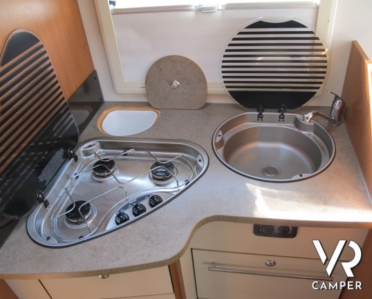 Challenger Mageo 119 EB_camper semintegrale usato con letto nautico, frigorifero grande, bagno e doccia separati, oblò panoramico_italiavr_vendita e n