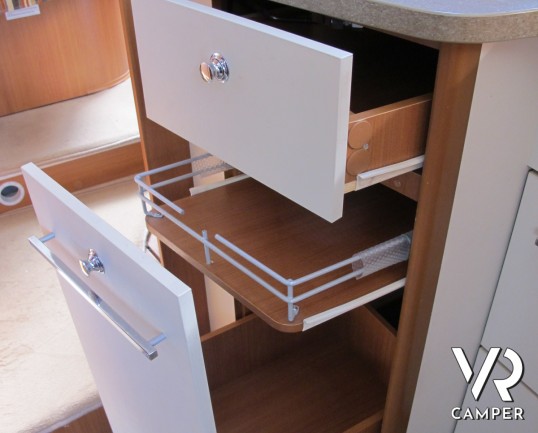 Challenger Mageo 119 EB_camper semintegrale usato con letto nautico, frigorifero grande, bagno e doccia separati, oblò panoramico_italiavr_vendita e n