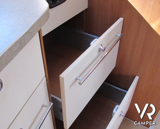 Challenger Mageo 119 EB_camper semintegrale usato con letto nautico, frigorifero grande, bagno e doccia separati, oblò panoramico_italiavr_vendita e n