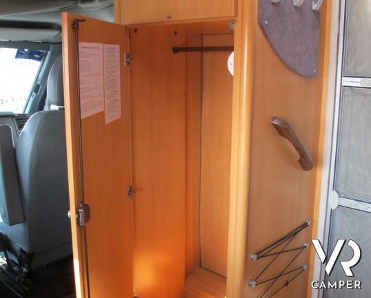 Hymer Camp 512 CL: camper mansardato usato con letto matrimoniale, comoda dinette, oblò panoramico, dotato di veranda, portabici, pannello solare - Us