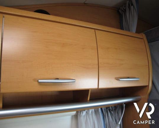 Hymer Camp 512 CL: camper mansardato usato con letto matrimoniale, comoda dinette, oblò panoramico, dotato di veranda, portabici, pannello solare - Us