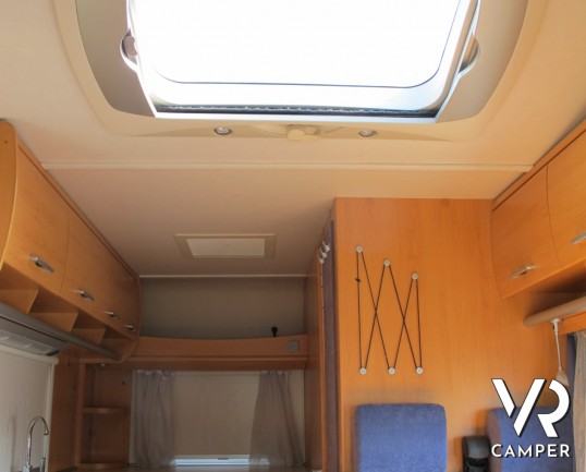 Hymer Camp 512 CL: camper mansardato usato con letto matrimoniale, comoda dinette, oblò panoramico, dotato di veranda, portabici, pannello solare - Us