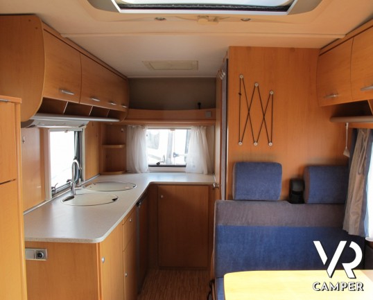 Hymer Camp 512 CL: camper mansardato usato con letto matrimoniale, comoda dinette, oblò panoramico, dotato di veranda, portabici, pannello solare - Us