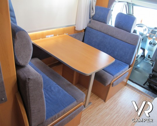 Hymer Camp 512 CL: camper mansardato usato con letto matrimoniale, comoda dinette, oblò panoramico, dotato di veranda, portabici, pannello solare - Us