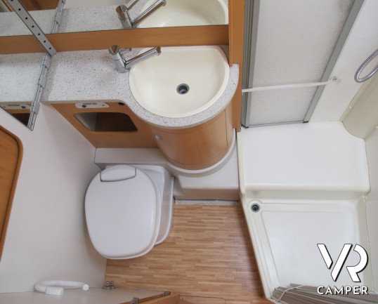 Hymer Camp 512 CL: camper mansardato usato con letto matrimoniale, comoda dinette, oblò panoramico, dotato di veranda, portabici, pannello solare - Us