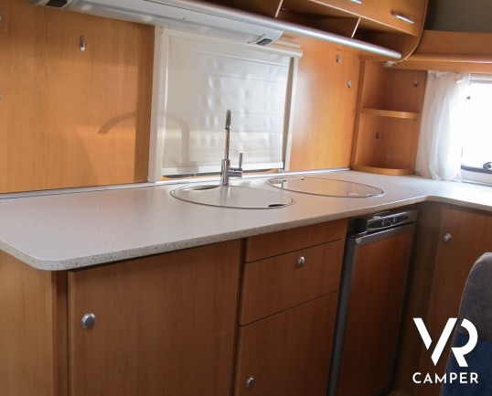 Hymer Camp 512 CL: camper mansardato usato con letto matrimoniale, comoda dinette, oblò panoramico, dotato di veranda, portabici, pannello solare - Us