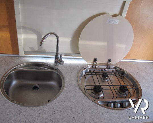 Hymer Camp 512 CL: camper mansardato usato con letto matrimoniale, comoda dinette, oblò panoramico, dotato di veranda, portabici, pannello solare - Us