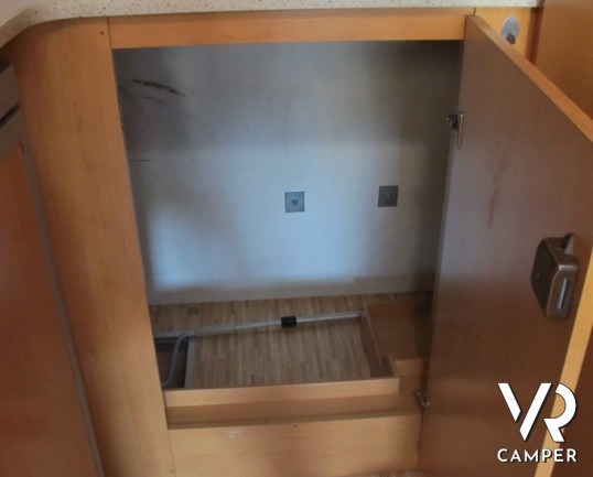 Hymer Camp 512 CL: camper mansardato usato con letto matrimoniale, comoda dinette, oblò panoramico, dotato di veranda, portabici, pannello solare - Us