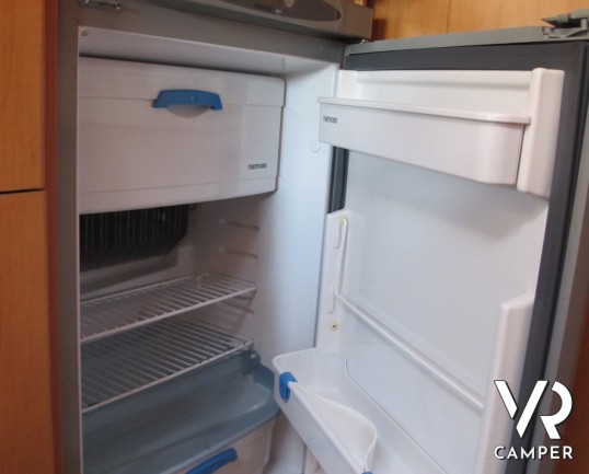 Hymer Camp 512 CL: camper mansardato usato con letto matrimoniale, comoda dinette, oblò panoramico, dotato di veranda, portabici, pannello solare - Us