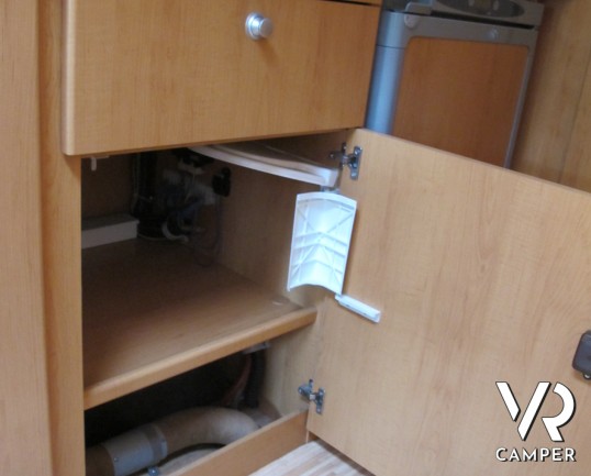 Hymer Camp 512 CL: camper mansardato usato con letto matrimoniale, comoda dinette, oblò panoramico, dotato di veranda, portabici, pannello solare - Us