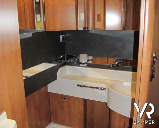 Carthago Chic C-Line I 5.0: camper motorhome nuovo con letto nautico posteriore, patente C, 4 posti omologato, ampio garage e dinette comoda.