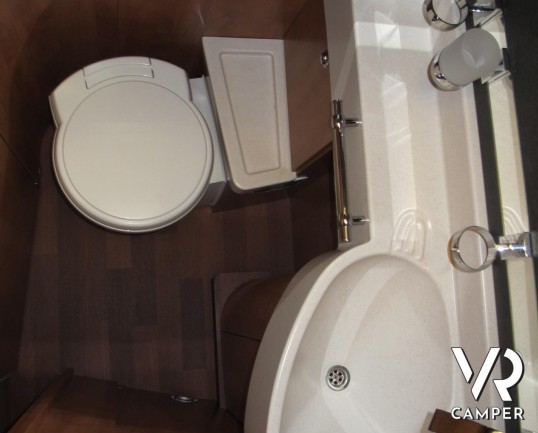 Carthago Chic C-Line I 5.0: camper motorhome nuovo con letto nautico posteriore, patente C, 4 posti omologato, ampio garage e dinette comoda.