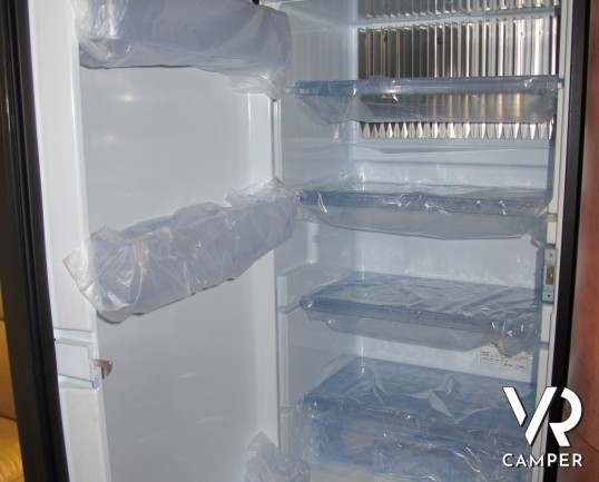 Carthago Chic C-Line I 5.0: camper motorhome nuovo con letto nautico posteriore, patente C, 4 posti omologato, ampio garage e dinette comoda.