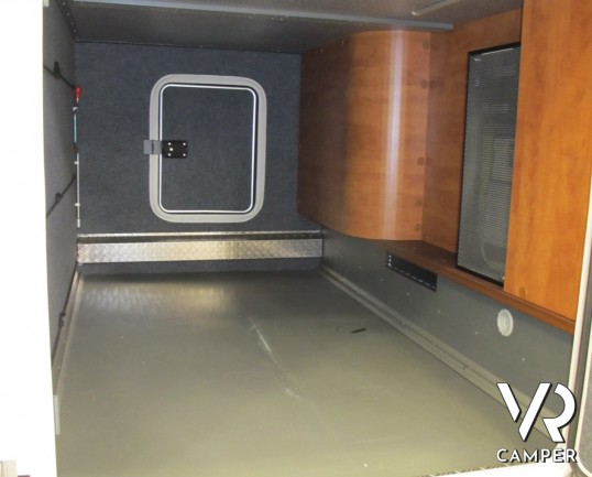 Carthago Chic C-Line I 5.0: camper motorhome nuovo con letto nautico posteriore, patente C, 4 posti omologato, ampio garage e dinette comoda.