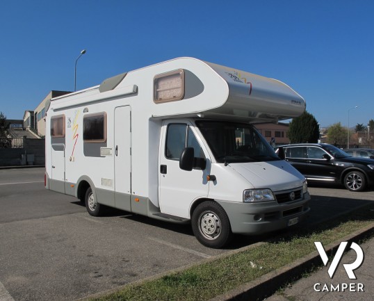 Knaus Traveller 708 G_Camper mansardato usato con letto matrimoniale trasversale, bagno con doccia separabile, garage con doppio portellone_italiavr_v