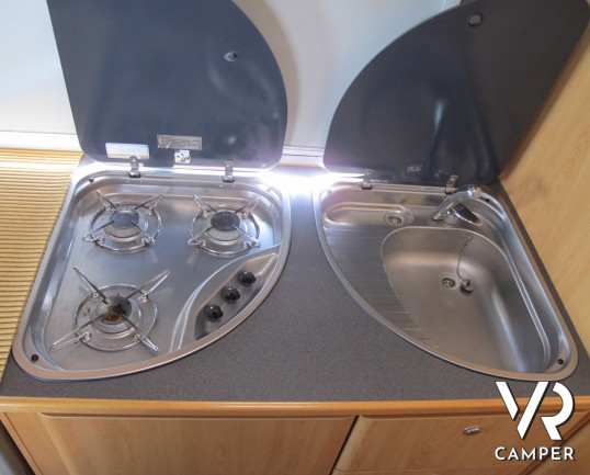 Knaus Traveller 708 G_Camper mansardato usato con letto matrimoniale trasversale, bagno con doccia separabile, garage con doppio portellone_italiavr_v