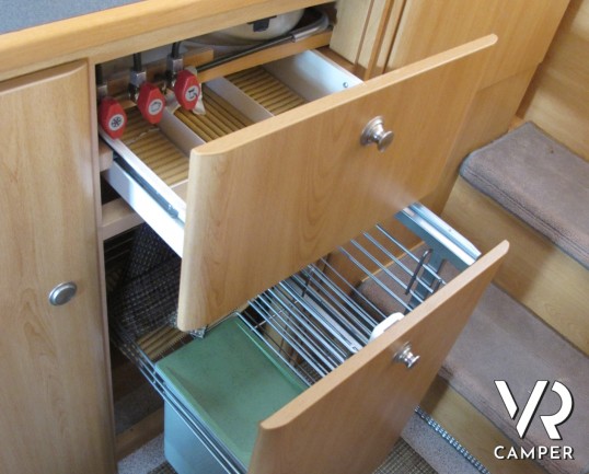 Knaus Traveller 708 G_Camper mansardato usato con letto matrimoniale trasversale, bagno con doccia separabile, garage con doppio portellone_italiavr_v