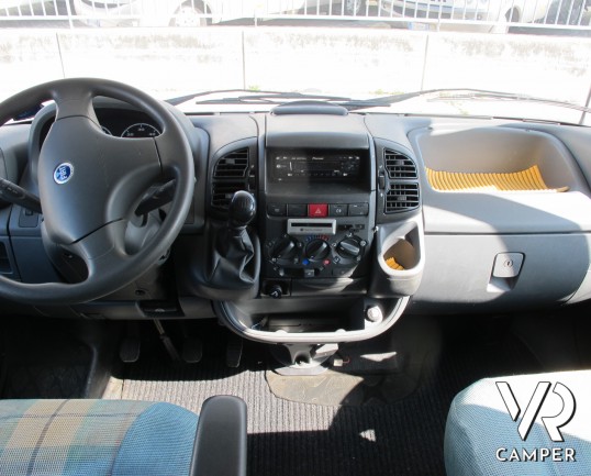 Knaus Traveller 708 G_Camper mansardato usato con letto matrimoniale trasversale, bagno con doccia separabile, garage con doppio portellone_italiavr_v