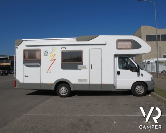Knaus Traveller 708 G_Camper mansardato usato con letto matrimoniale trasversale, bagno con doccia separabile, garage con doppio portellone_italiavr_v