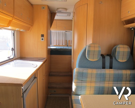 Knaus Traveller 708 G_Camper mansardato usato con letto matrimoniale trasversale, bagno con doccia separabile, garage con doppio portellone_italiavr_v