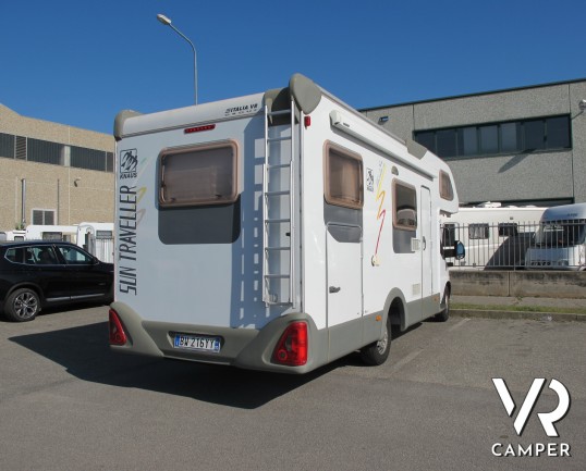 Knaus Traveller 708 G_Camper mansardato usato con letto matrimoniale trasversale, bagno con doccia separabile, garage con doppio portellone_italiavr_v