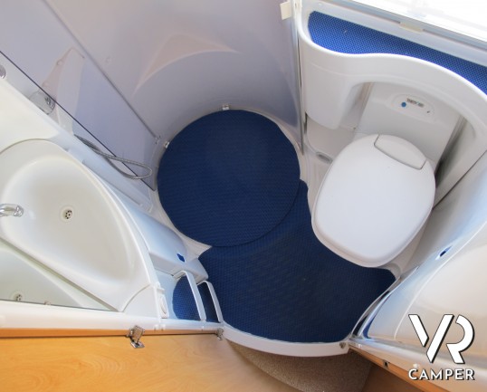 Knaus Traveller 708 G_Camper mansardato usato con letto matrimoniale trasversale, bagno con doccia separabile, garage con doppio portellone_italiavr_v