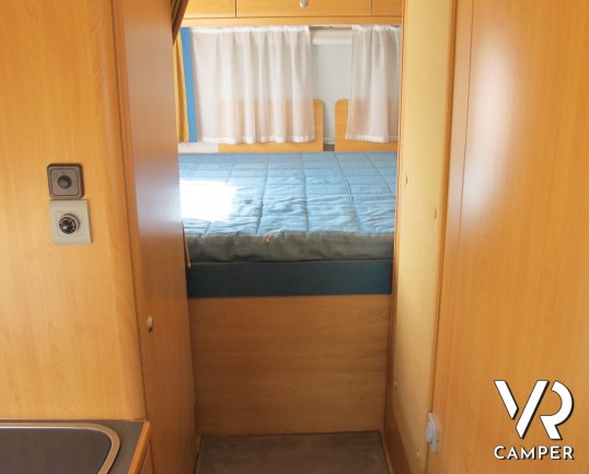 Knaus Traveller 708 G_Camper mansardato usato con letto matrimoniale trasversale, bagno con doccia separabile, garage con doppio portellone_italiavr_v