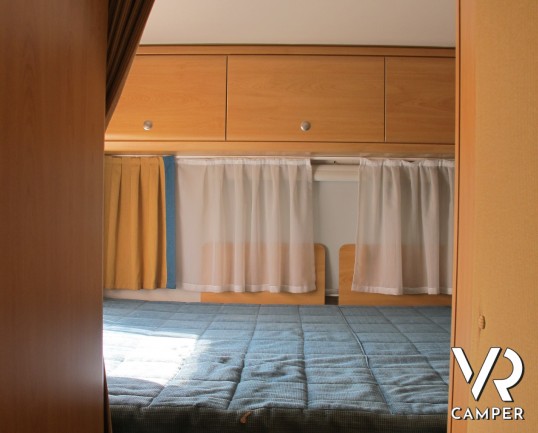 Knaus Traveller 708 G_Camper mansardato usato con letto matrimoniale trasversale, bagno con doccia separabile, garage con doppio portellone_italiavr_v