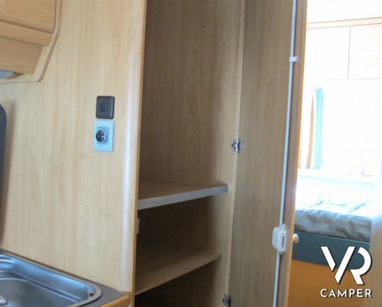 Knaus Traveller 708 G_Camper mansardato usato con letto matrimoniale trasversale, bagno con doccia separabile, garage con doppio portellone_italiavr_v