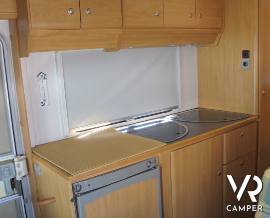 Knaus Traveller 708 G_Camper mansardato usato con letto matrimoniale trasversale, bagno con doccia separabile, garage con doppio portellone_italiavr_v