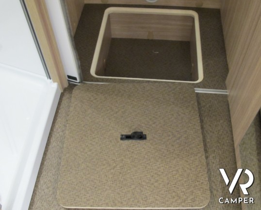 Burstner Lyseo Time T 727 G - Harmony Line: camper semintegrale, letti gemelli, letto basculante sopra dinette, bagno e doccia separati, garage doppio