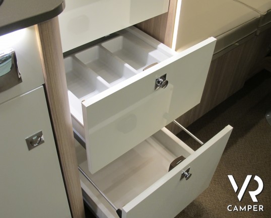 Burstner Lyseo Time T 727 G - Harmony Line: camper semintegrale, letti gemelli, letto basculante sopra dinette, bagno e doccia separati, garage doppio