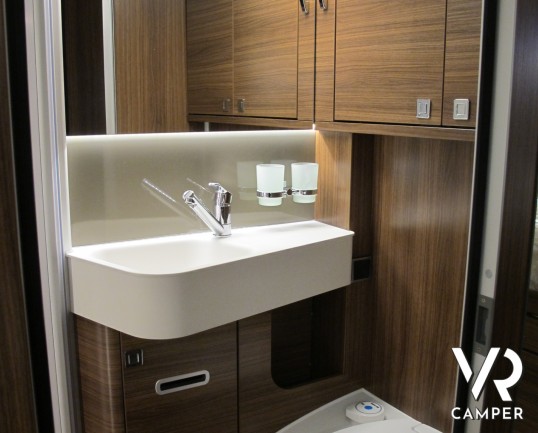 Hymer B MC-I 550, motorhome nuovo, doppio pavimento, letto matrimoniale trasversale in coda, letto basculante, garage, 4 posti, patente B, italiavr ve