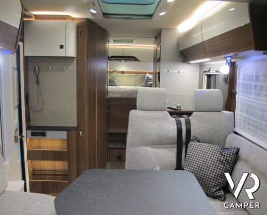 Hymer B MC-I 550, motorhome nuovo, doppio pavimento, letto matrimoniale trasversale in coda, letto basculante, garage, 4 posti, patente B, italiavr ve