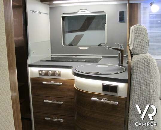 Hymer B MC-I 550, motorhome nuovo, doppio pavimento, letto matrimoniale trasversale in coda, letto basculante, garage, 4 posti, patente B, italiavr ve