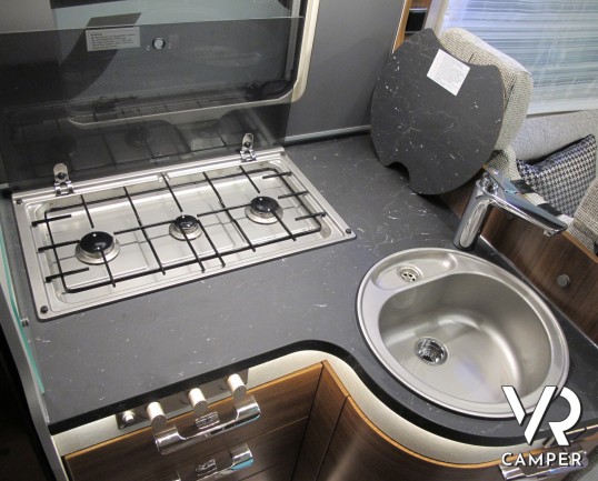 Hymer B MC-I 550, motorhome nuovo, doppio pavimento, letto matrimoniale trasversale in coda, letto basculante, garage, 4 posti, patente B, italiavr ve