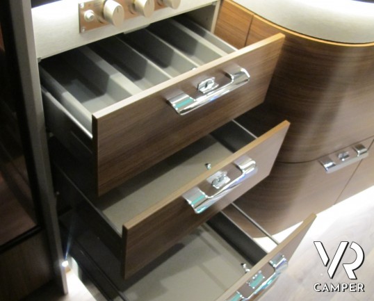 Hymer B MC-I 550, motorhome nuovo, doppio pavimento, letto matrimoniale trasversale in coda, letto basculante, garage, 4 posti, patente B, italiavr ve