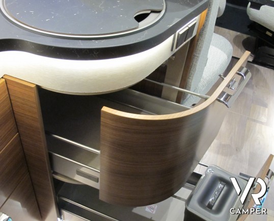 Hymer B MC-I 550, motorhome nuovo, doppio pavimento, letto matrimoniale trasversale in coda, letto basculante, garage, 4 posti, patente B, italiavr ve