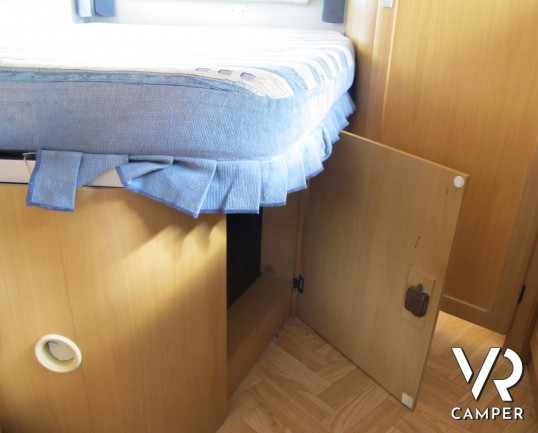 McLouis Stirling 802_camper Semintegrale su Mercedes_camper usato occasione_letto alla francese_ampia dinette_bagno con doccia separata_meccanica Merc