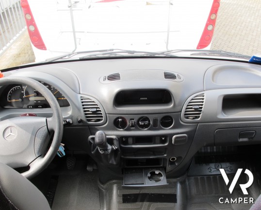 McLouis Stirling 802_camper Semintegrale su Mercedes_camper usato occasione_letto alla francese_ampia dinette_bagno con doccia separata_meccanica Merc
