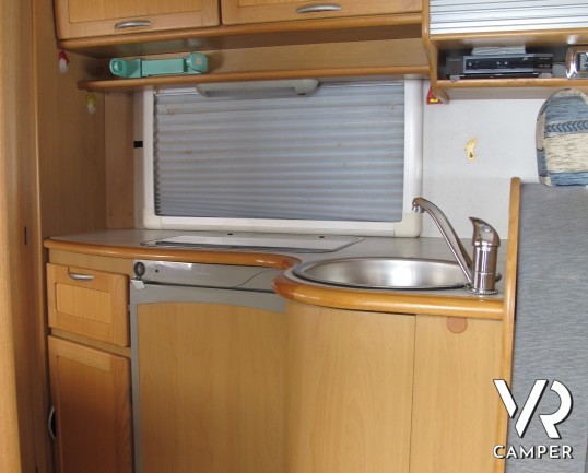 McLouis Stirling 802_camper Semintegrale su Mercedes_camper usato occasione_letto alla francese_ampia dinette_bagno con doccia separata_meccanica Merc
