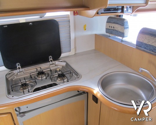 McLouis Stirling 802_camper Semintegrale su Mercedes_camper usato occasione_letto alla francese_ampia dinette_bagno con doccia separata_meccanica Merc