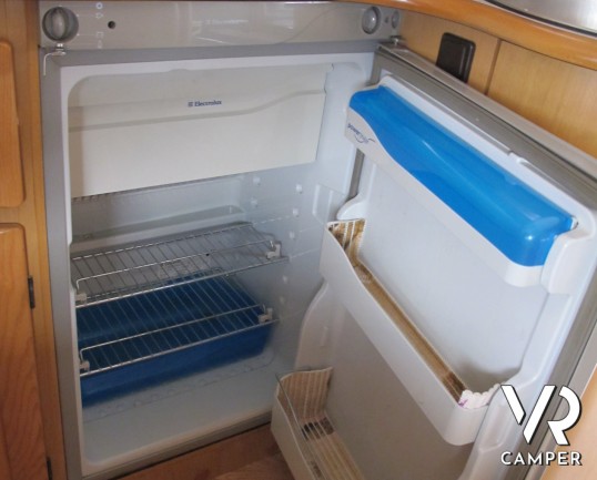 McLouis Stirling 802_camper Semintegrale su Mercedes_camper usato occasione_letto alla francese_ampia dinette_bagno con doccia separata_meccanica Merc