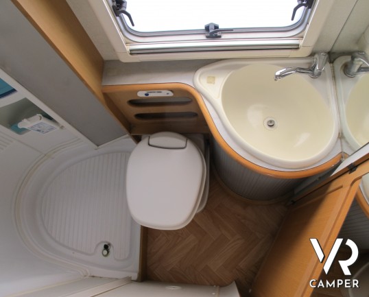 McLouis Stirling 802_camper Semintegrale su Mercedes_camper usato occasione_letto alla francese_ampia dinette_bagno con doccia separata_meccanica Merc