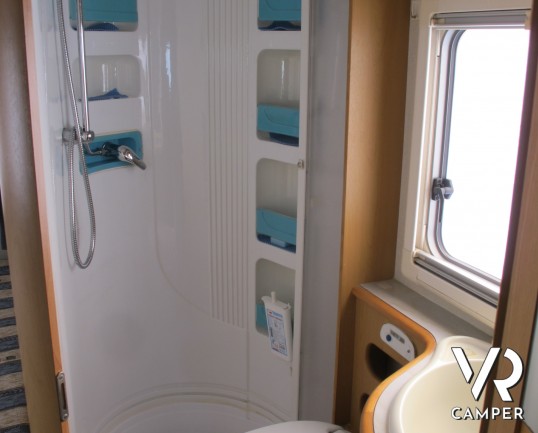 McLouis Stirling 802_camper Semintegrale su Mercedes_camper usato occasione_letto alla francese_ampia dinette_bagno con doccia separata_meccanica Merc
