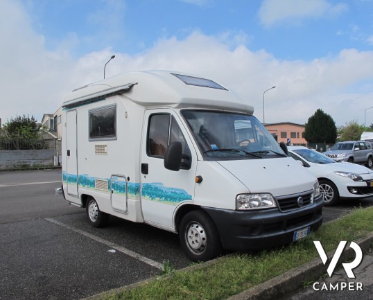 Wingamm Oasi 500 - Camper monoscocca con basculante, furgonato usato con portamoto, veranda, pannelli solari. ItaliaVR vendita camper usati e nuovi a