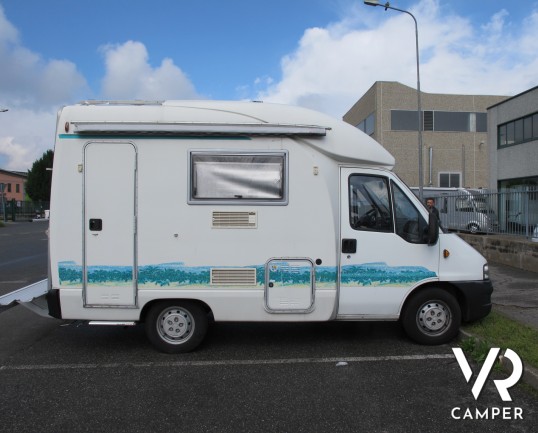 Wingamm Oasi 500 - Camper monoscocca con basculante, furgonato usato con portamoto, veranda, pannelli solari. ItaliaVR vendita camper usati e nuovi a