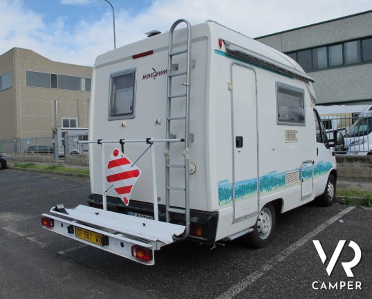 Wingamm Oasi 500 - Camper monoscocca con basculante, furgonato usato con portamoto, veranda, pannelli solari. ItaliaVR vendita camper usati e nuovi a